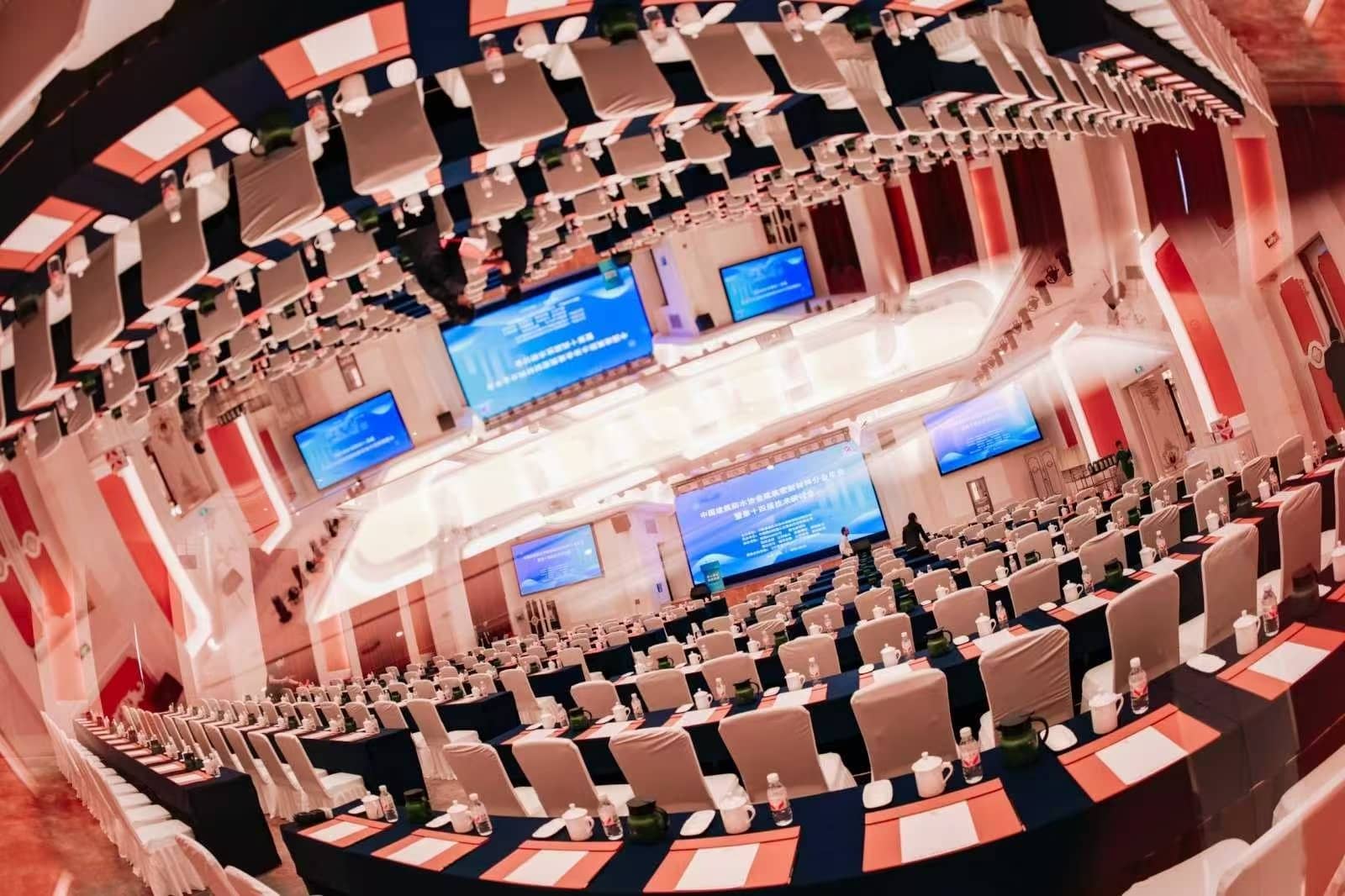 Com foco em "Cultivo Diligente e Avanços Contínuos" - a Suzhou Tophung Machinery marca presença na Conferência Anual da Indústria de Materiais de Vedação de 2025.